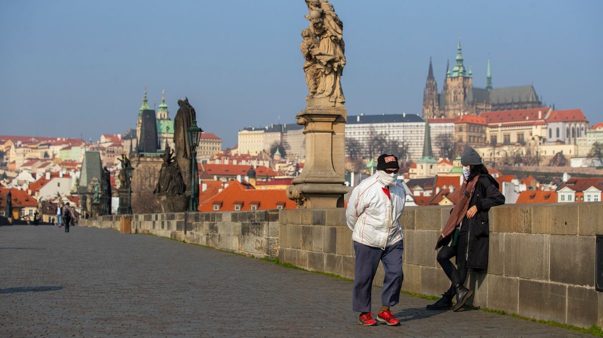 Česko patří k pěti nejhorším zemím, kde být během pandemie, píše Bloomberg